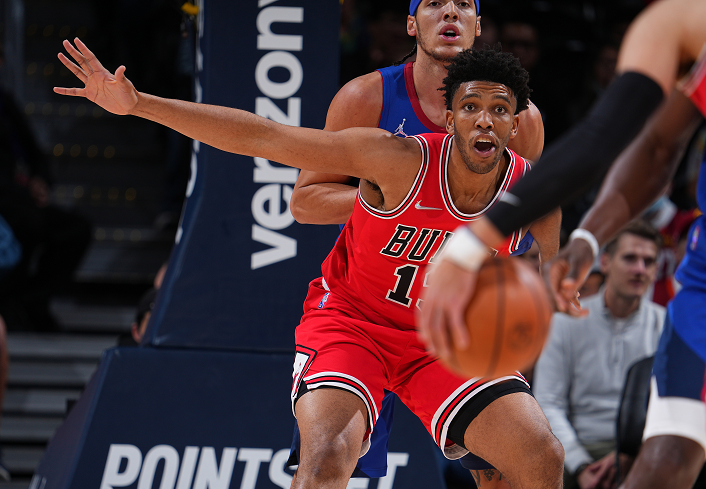 上海队险胜掘金，德罗赞带队取胜