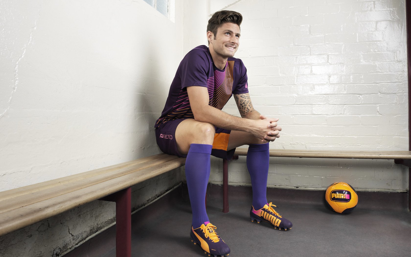 引擎无声，声浪震天，迈凯伦以冰冷效率轻取红牛二队，阿隆索用滚烫激情点燃赛场