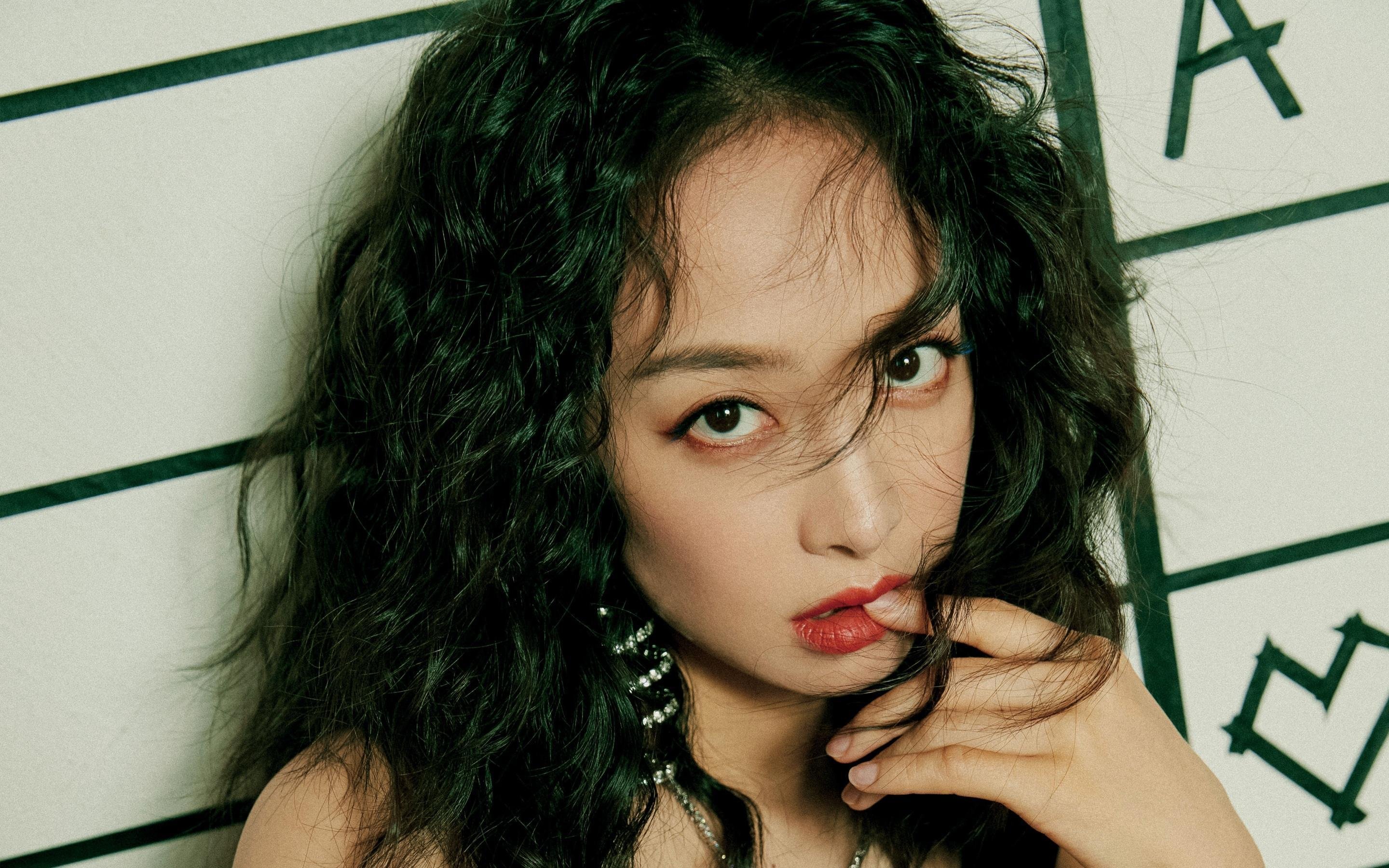 平行赛场,当奇才速胜马刺之夜,恩比德正在欧冠半决赛接管比赛